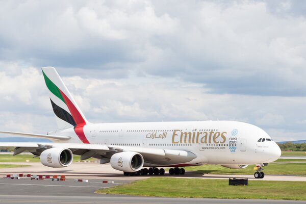 شركة طيران الإمارات التي تتخذ من دبي مقرًا لها تستثمر ملياري دولار أمريكي لتحسين تجربة الطيران