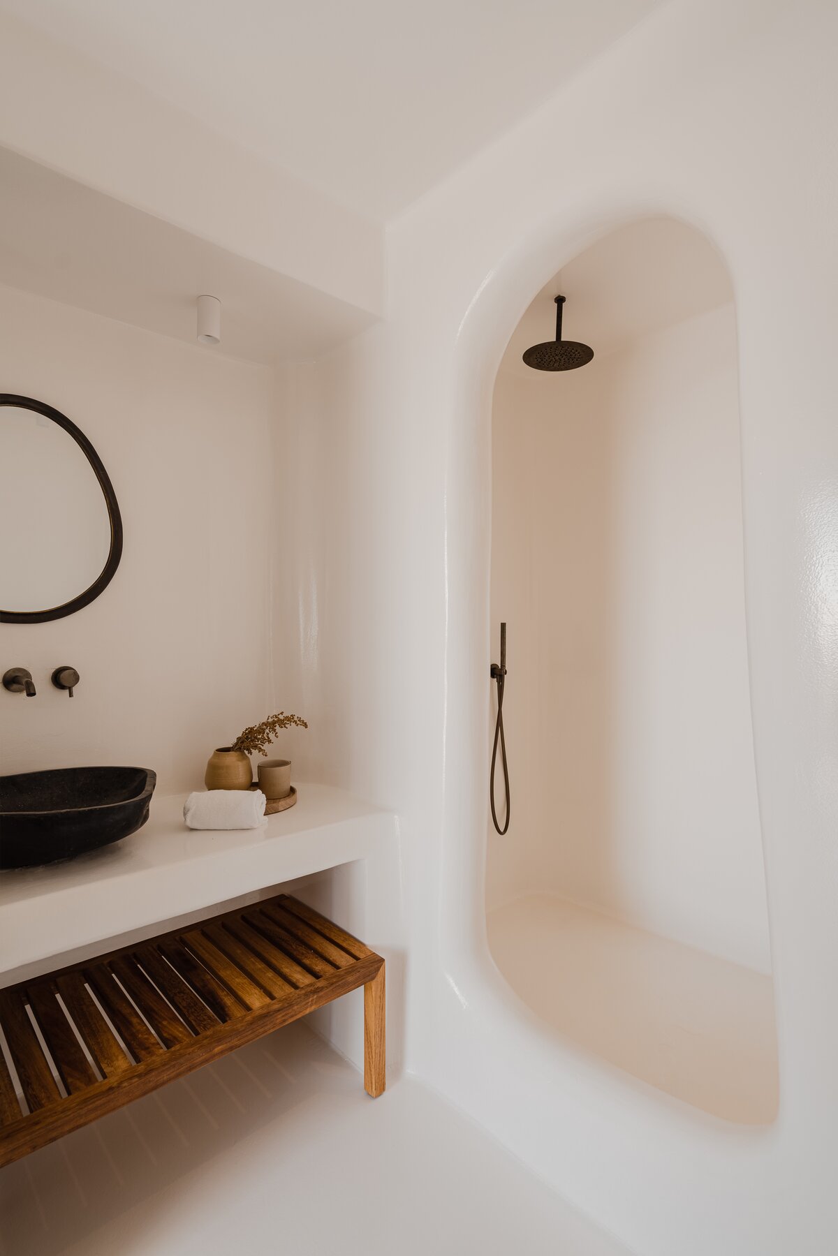 Nobu Hotel Santorini, guest room bathroom