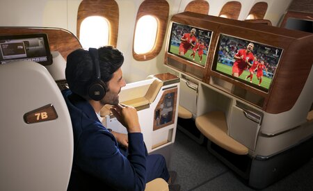 طيران الإمارات تبث مباريات كأس العالم لكرة القدم على الهواء مباشرة على متن طائراتها